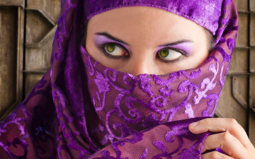 Картинка разное глаза чадра зеленые