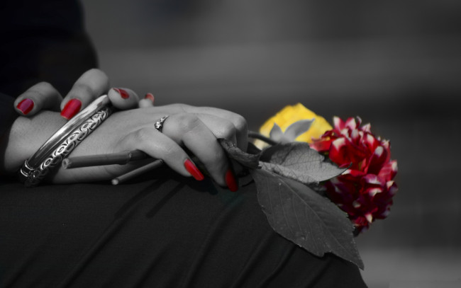 Обои картинки фото разное, руки, георгин, кольцо, маникюр, браслет