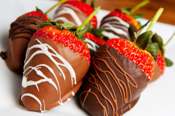 Картинка еда мороженое +десерты клубника ягоды шоколад розы красные десерт