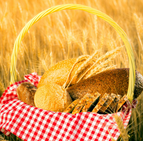 Обои картинки фото еда, хлеб,  выпечка, салфетка, колосья, корзинка