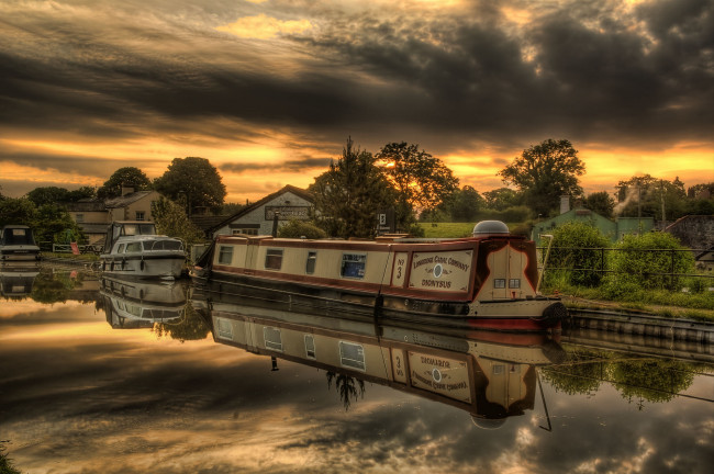 Обои картинки фото корабли, разные вместе, канал, тучи, вечер