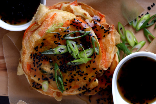 Обои картинки фото еда, блины,  оладьи, лук, кунжут, блинчики