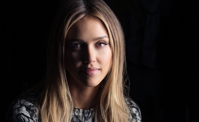 Обои картинки фото девушки, jessica alba, модель, девушка, jessica, alba, латина, актриса, звезда, лицо, темно