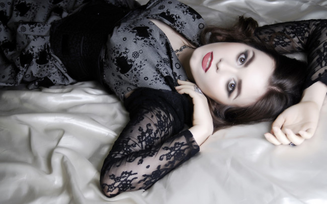 Обои картинки фото девушки, -unsort , брюнетки,  шатенки, девушка, взгляд, красота, лицо, платье, губы