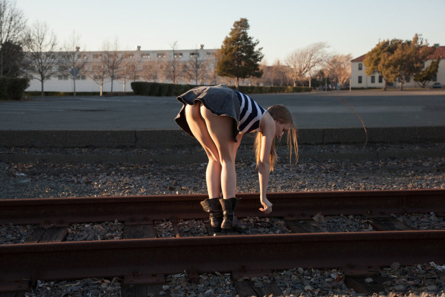 Обои картинки фото девушки, -unsort , блондинки, девушка, узкоколейка, блондинка, короткая, юбка, железная, дорога, очки