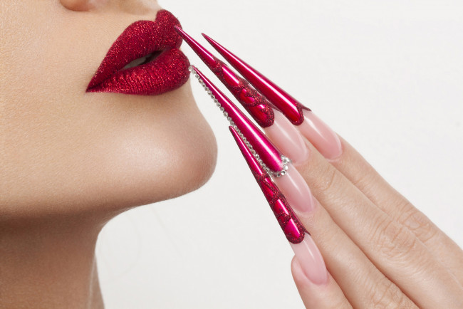 Обои картинки фото разное, губы, пальцы, когти, ногти, маникюр, помада