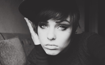 Картинка девушки lana+branishti черно-белая лицо пирсинг кепка диван свитер