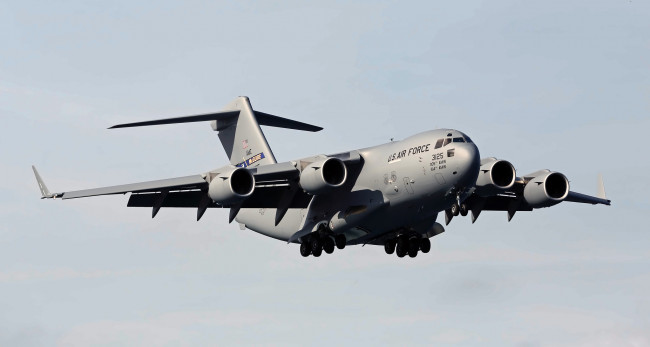 Обои картинки фото boeing c-17a globemaster iii, авиация, военно-транспортные самолёты, транспорт