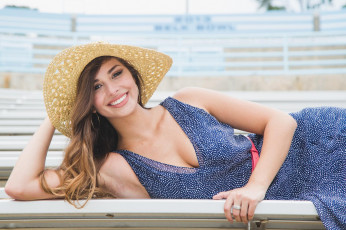 Картинка девушки -unsort+ брюнетки темноволосые шляпа улыбка сарафан декольте