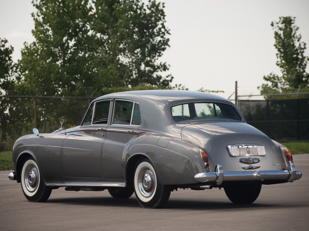 Обои картинки фото rolls-royce silver cloud saloon 1962, автомобили, rolls-royce, 1962, saloon, cloud, silver