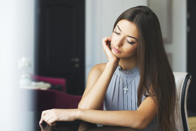 Обои картинки фото девушки, -unsort , брюнетки, темноволосые, шатенка, крест, стол