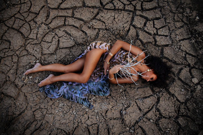 Обои картинки фото девушки, -unsort , брюнетки, темноволосые, девушка, модель, красотка, брюнетка, поза, взгляд, земля, высохшая, трещины, спит