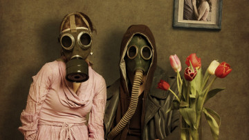 Картинка разное люди пара противогазы тюльпаны