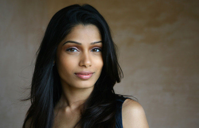 Обои картинки фото freida pinto, девушки, freida, pinto, лицо, портрет, индия, актриса, девушка, модель, брюнетка, поза, стройная, сексуальная