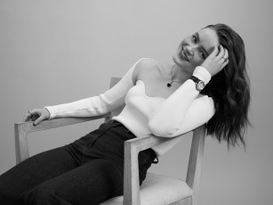 Картинка девушки sadie+sink свитер часы джинсы кресло