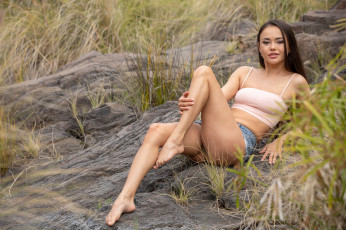 Картинка девушки li+moon трава камни азиатка поза топ шорты