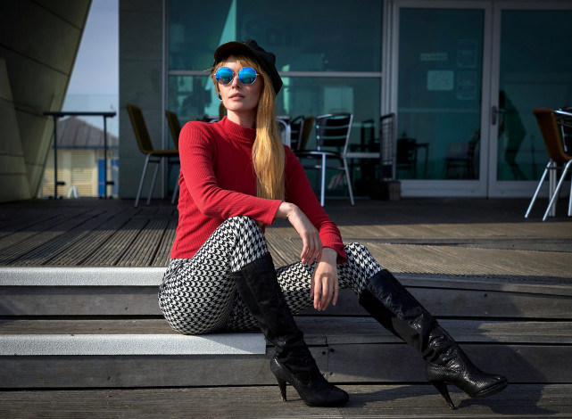 Обои картинки фото девушки, carla monaco, сапоги, берет, очки