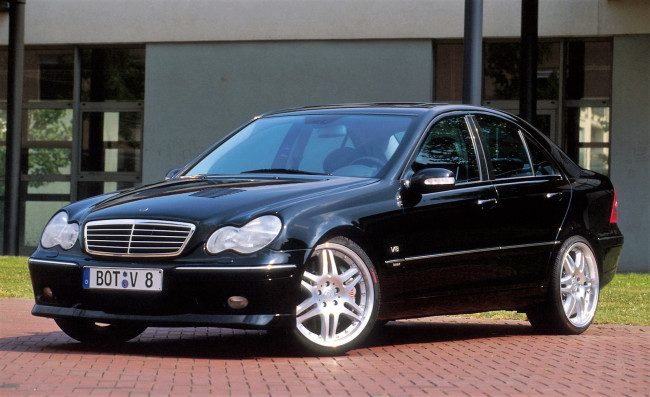 Обои картинки фото brabus mercedes-benz c-class, автомобили, mercedes-benz, черный, здание