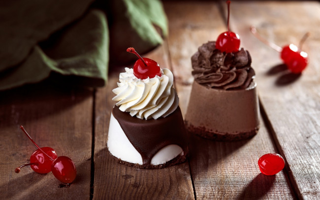 Обои картинки фото еда, пирожные,  кексы,  печенье, вишни, крем