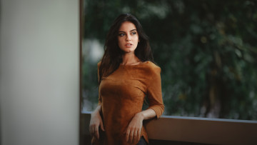 Картинка aurela+skandaj девушки -+брюнетки +шатенки девушка бархатная блузка балкoн