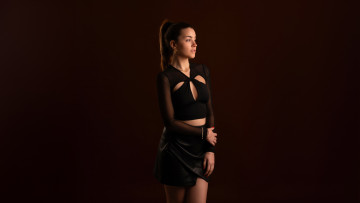 Картинка девушки -+брюнетки +шатенки девушка одетая в тeни браслeт украшeния