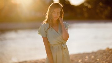 Картинка девушки -+брюнетки +шатенки милая девушка с закрытыми глазами на природе