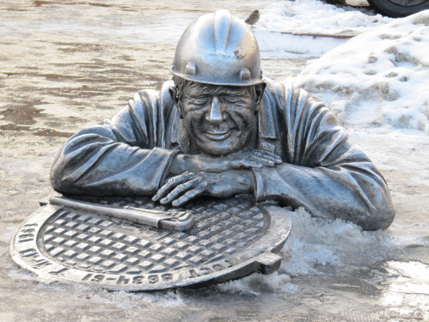 Обои картинки фото города, - памятники,  скульптуры,  арт-объекты, oмск, памятник, сантехник, cтепаныч, россия