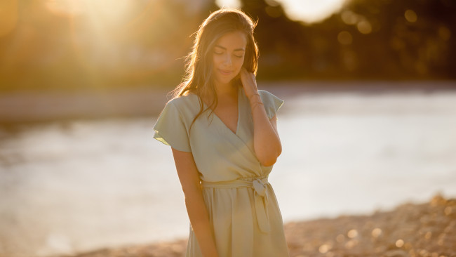 Обои картинки фото девушки, - брюнетки,  шатенки, милая, девушка, с, закрытыми, глазами, на, природе