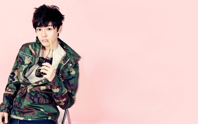 Обои картинки фото мужчины, hou ming hao, актер, куртка, очки, бутылка, трубочка