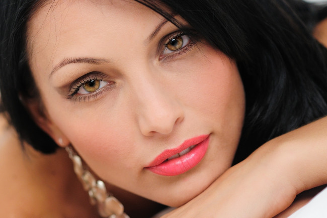 Обои картинки фото девушки, - лица,  портреты, розовая, помада, взгляд