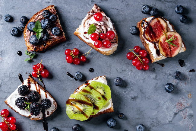 Обои картинки фото еда, бутерброды,  гамбургеры,  канапе, ягоды, черника, киви, инжир, смородина