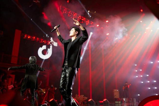 Обои картинки фото мужчины, xiao zhan, актер, сцена, люди