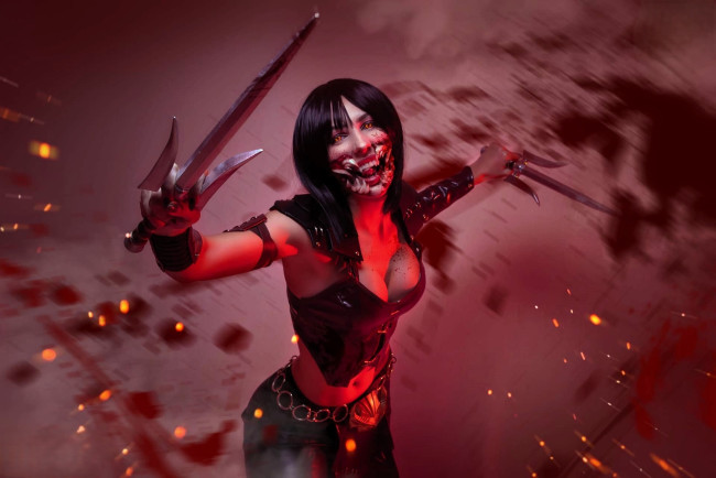 Обои картинки фото девушки, ladybell, образ, косплей, клыки, наряд, оружие, кровь
