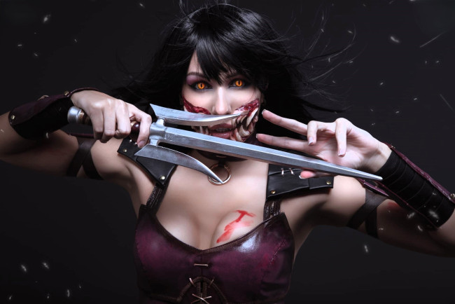 Обои картинки фото девушки, ladybell, образ, косплей, клыки, наряд, оружие, кровь