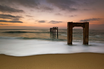 Картинка природа побережье море сваи