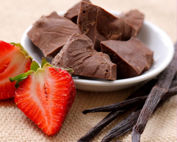 Обои картинки фото еда, конфеты, шоколад, сладости, клубника, ваниль