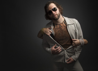 Картинка мужчины -+unsort парень очки руки борода раздевают