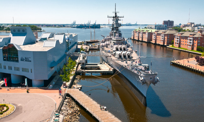 Обои картинки фото uss wisconsin, корабли, крейсеры,  линкоры,  эсминцы, линкор, порт