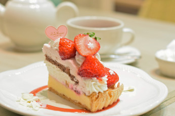 Картинка еда пирожные +кексы +печенье клубника сердечко тарелка