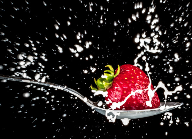 Обои картинки фото еда, клубника,  земляника, ложка, фон, капли