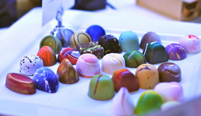 Обои картинки фото еда, конфеты,  шоколад,  сладости, разноцветные, блюдо