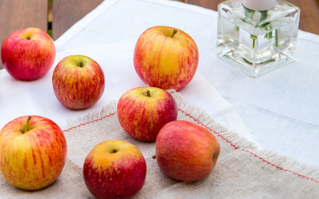 Обои картинки фото еда, Яблоки, фрукты, стол