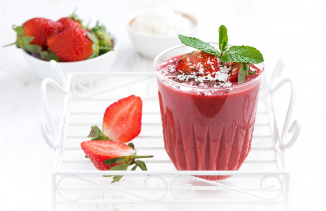 Обои картинки фото еда, напитки, мята, стакан, напиток, клубника, смуззи