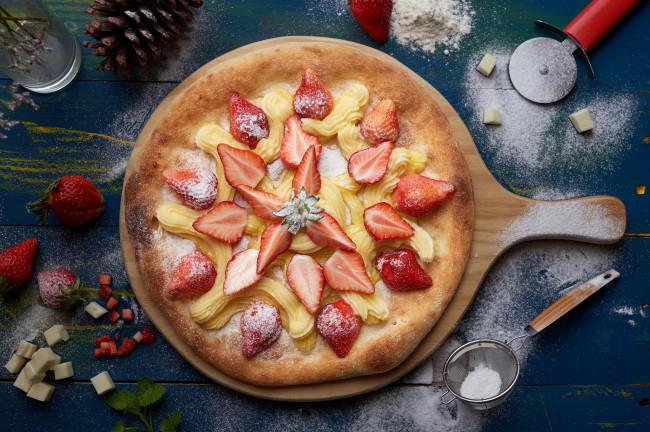 Обои картинки фото еда, пироги, сахарная, пудра, клубника, сладкая, пицца