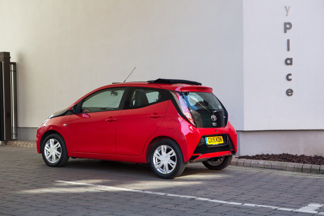 Обои картинки фото автомобили, toyota, aygo, x-wave, 5-door, uk-spec, 2015г, красный