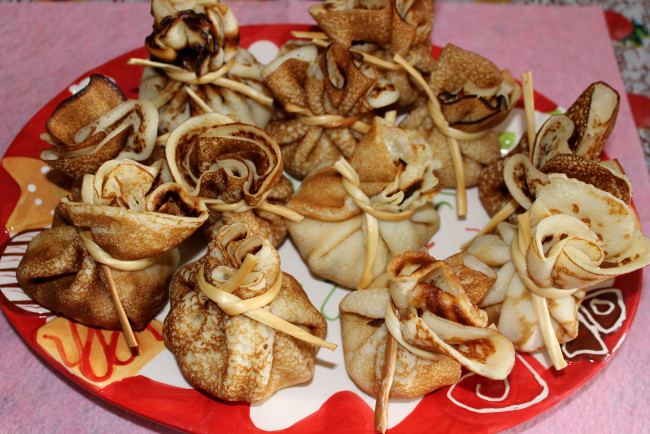 Обои картинки фото еда, блины,  оладьи, выпечка, тарелка