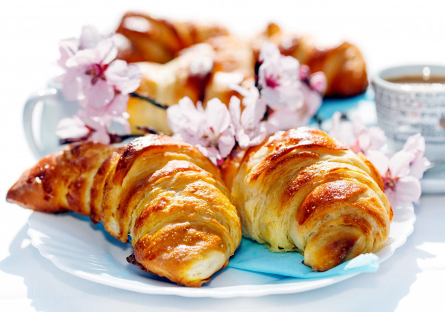 Обои картинки фото еда, хлеб,  выпечка, круассаны