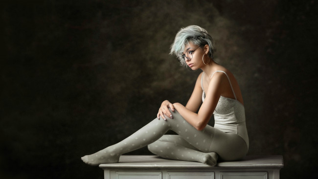 Обои картинки фото девушки, -unsort , блондинки,  светловолосые, темный, фон, поза, колготки