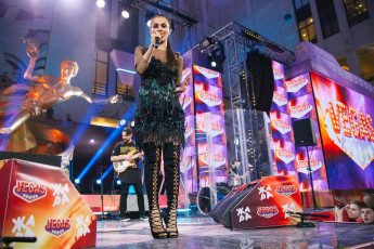 Картинка музыка сати+казанова певица сцена концерт