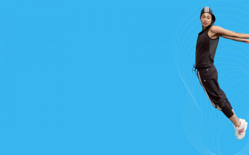 Картинка девушки -+азиатки прыжок капюшон майка штаны кроссовки